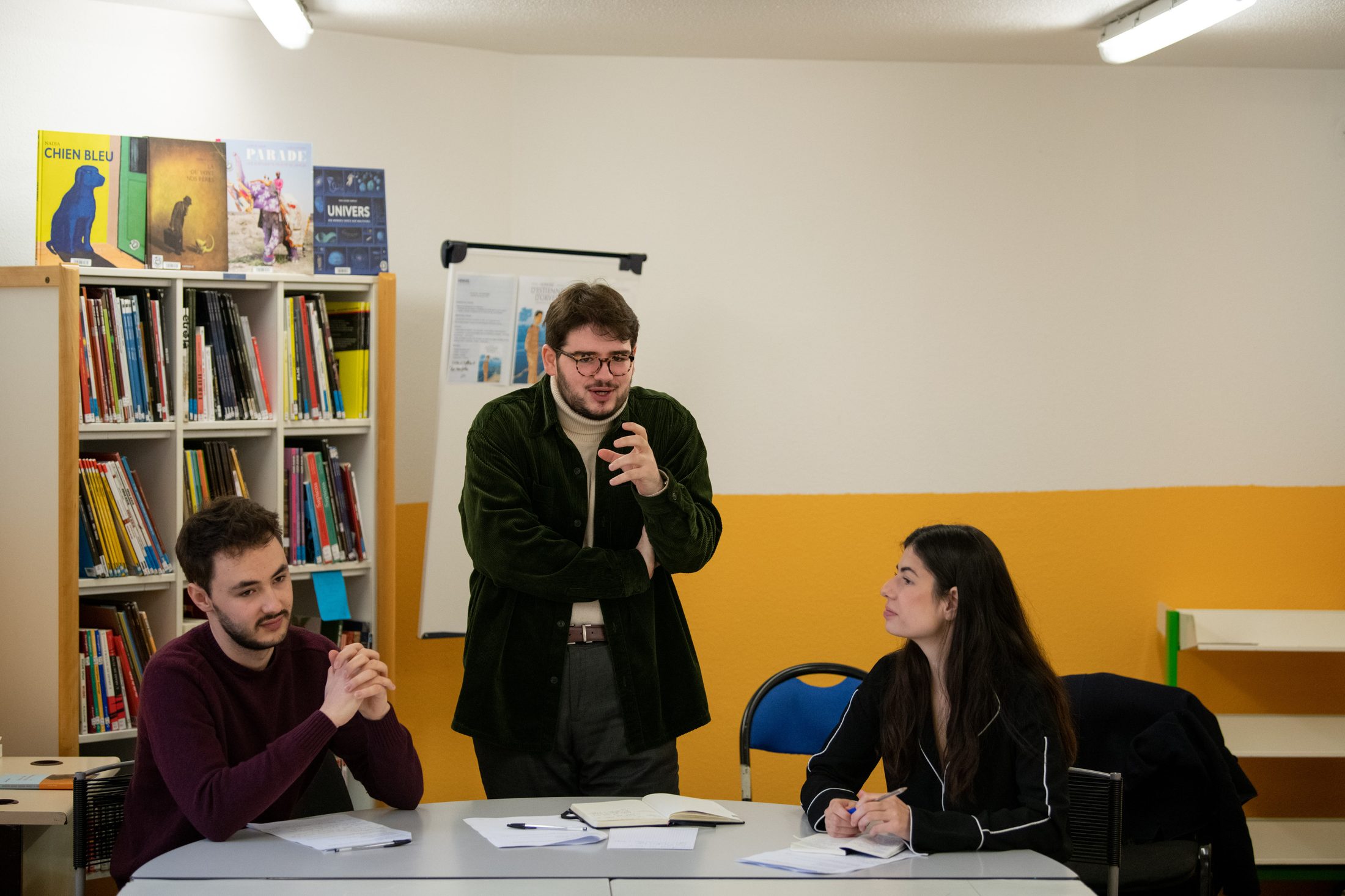Un formateur d'À Travers les Murs anime un atelier dans la bibliothèque d'un centre pénitentiaire.