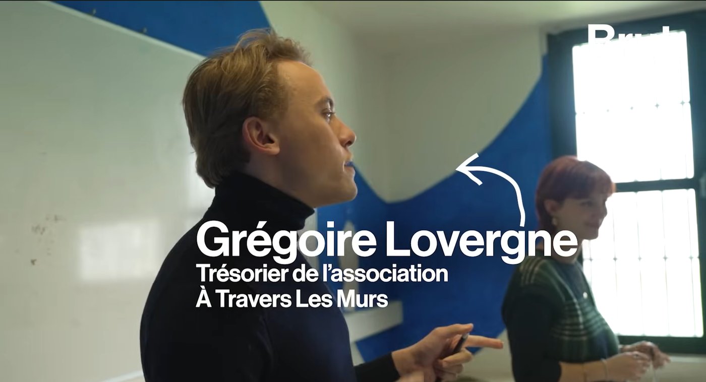 Grégoire Lovergne, trésorier d'À Travers les Murs, anime un atelier filmé par Brut en détention