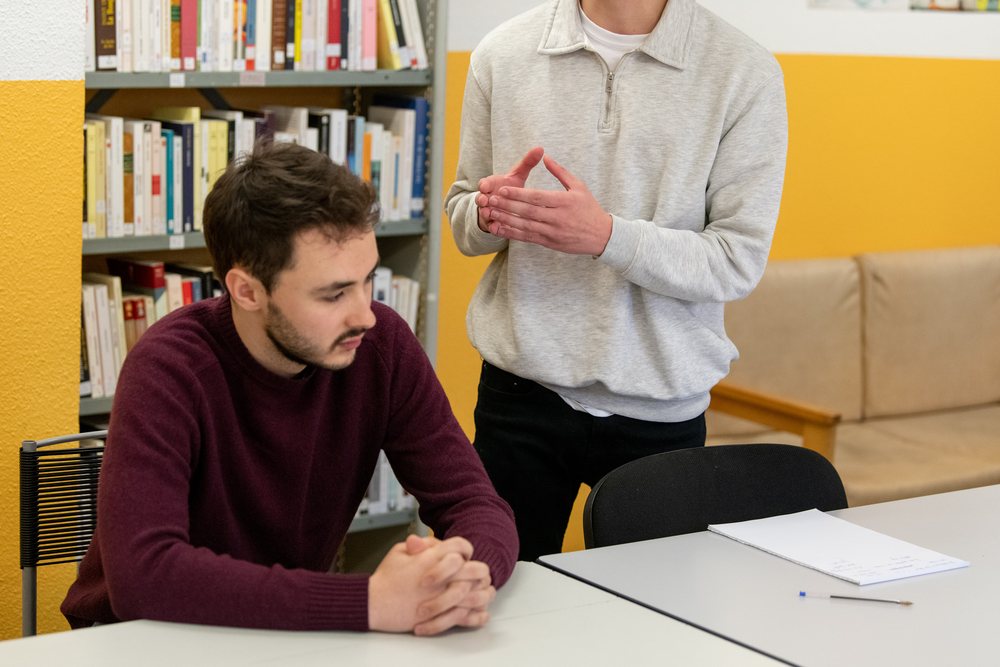 Atelier d'éloquence dans la bibliothèque du centre pénitentiaire de Nanterre