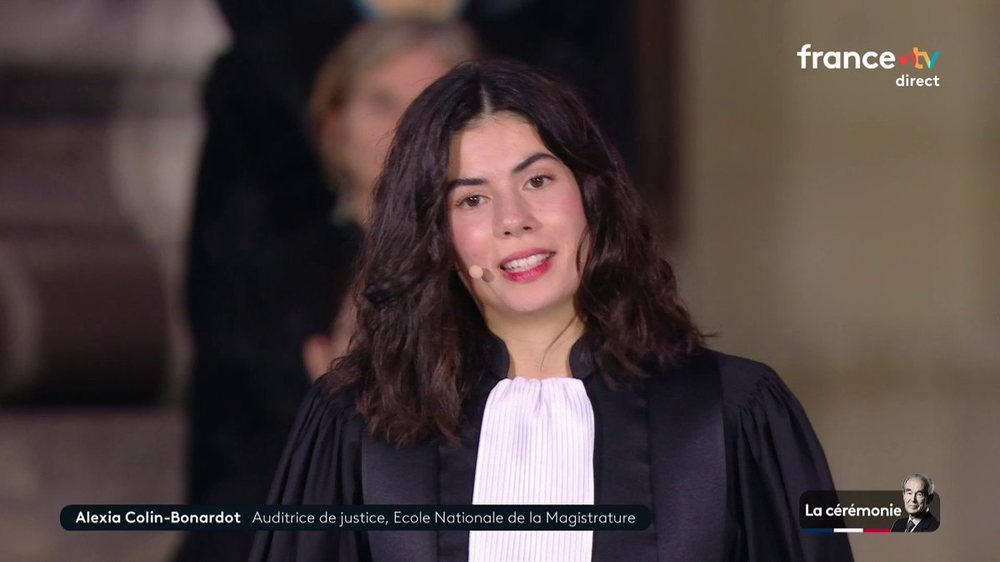Alexia Colin-Bonardot, en robe d'auditrice de justice, prononce un discours lors de la panthéonisation de Robert Badinter