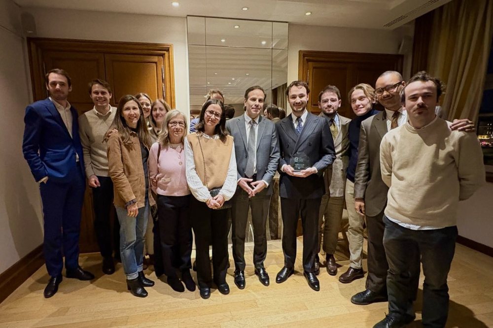 L'équipe d'À Travers les Murs réunie autour du trophée du prix Olivier Cousi
