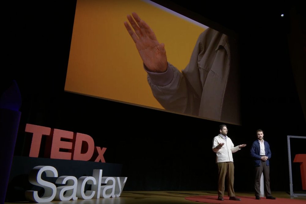 Deux intervenants d'À Travers les Murs sur la scène de TEDxSaclay